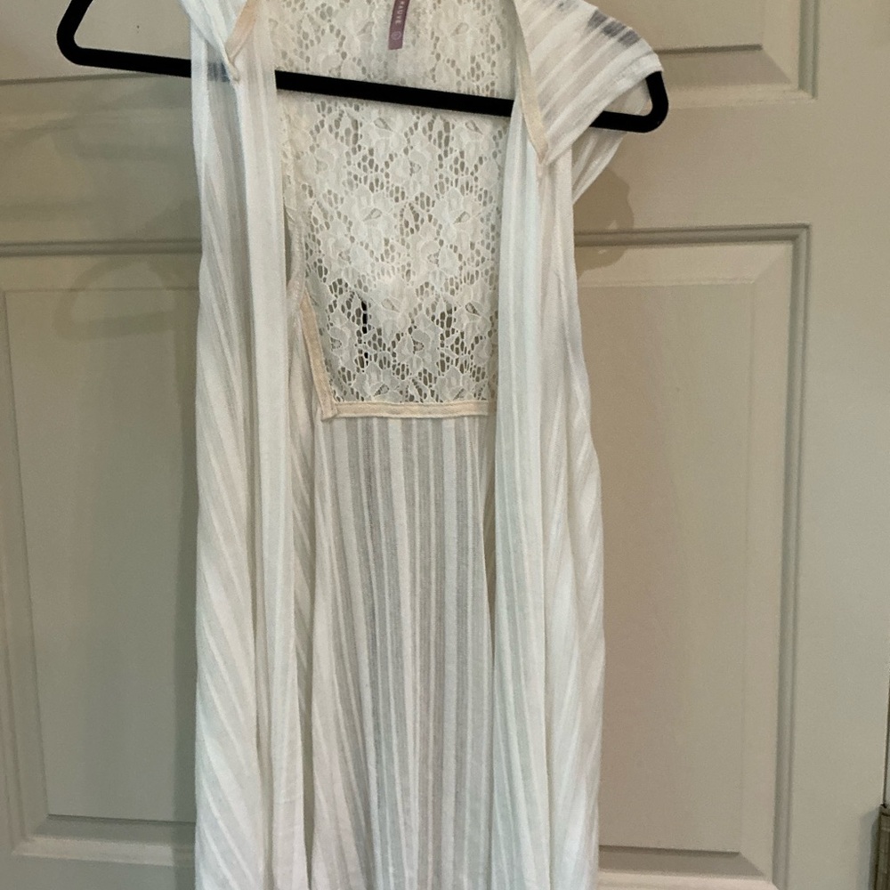 Mauve White Floral Lace Vest